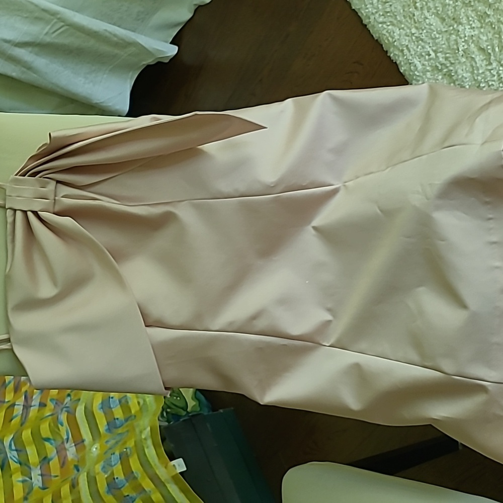 Gorgeous soft pink dress P2P 21.33 length, back zip. Podesua fabric.big bowfront